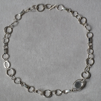 Halskette aus 925/-Silber mit verschiedenen Kettengliedern und einem Bergkristall