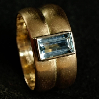 Trauringumarbeitung Fingerring aus 2 Eheringen mit einem Aquamarin aus 585/- Gelb- und Weißgold