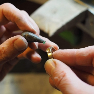 Fingerring aus geerbten Schmuckstücken aus 750/- Gold wird zum Fassen vorbereitet