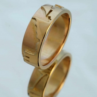 Fingerring gearbeitet aus geerbten Schmuckstücken mit persönlichen Hamburgmotiven, 585/- Rot und Gelbgold