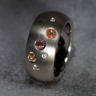 Fingerring halbrund aus Palladium mit orange,rosaroten Saphiren und Brillanten