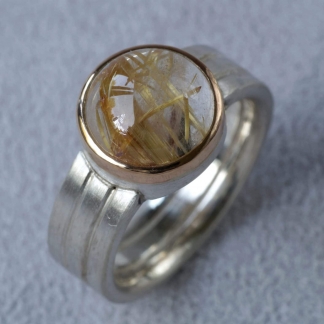 Fingerring aus 925/-Silber und 750/-Gelbgold mit einem Rutilquarz in einer Zargenfassung