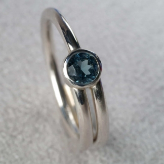 Fingerring aus 925/-Silber mit einem blauem Zirkon