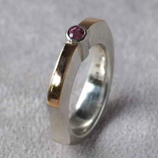 Fingerring aus 925/-Silber und 750/-Gelbgold mit einem rosa Fairtrade gehandelten Turmalin