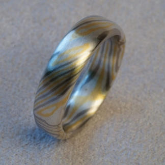 Mokume Gane Fingerring, tordiert mit Sterne innen aus 925/-Silber, 917/- Gold, 500/-Palladium