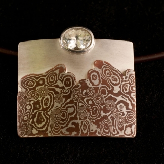 Mokume Gane Kettenanhänger mit weißen Saphir aus 925/- Silber und Kupfer