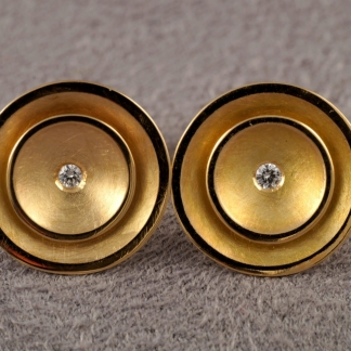 Runde Ohrstecker aus 750/- Gold Ohrstecker mit einem Brillant in der Mitte