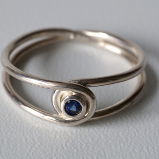 Silberner Achter-Ring, 925/- Silber und Blauer Saphir