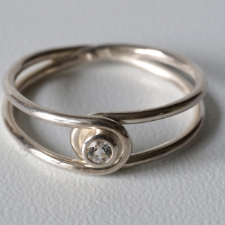 Silberner Achter-Ring, 925/- Silber und weißem Saphir