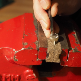 Arbeiten eines Ringes der Stein wird gefasst