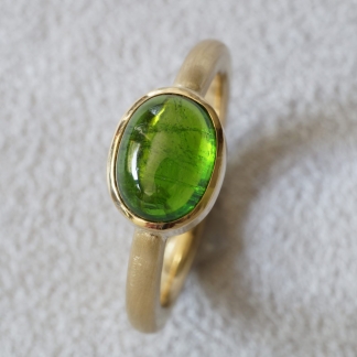 Ring 750/- Gelbgold Waschgold aus Finnland SUOMI, mattiert, Edelstein Turmalin grün  Cabochon, oval