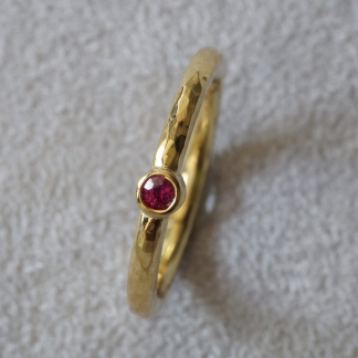 Ring 750/- Gelbgold aus Waschgold aus Finnland SUOMI, gehämmert
Edelstein Rubin rot rund facettiert