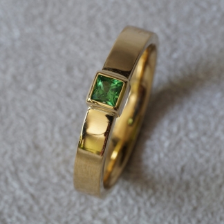 Ring 750/- Gelbgold Waschgold aus Finnland SUOMI, poliert, Edelstein Granat Tsavolitih, grün, facettiert, viereckig